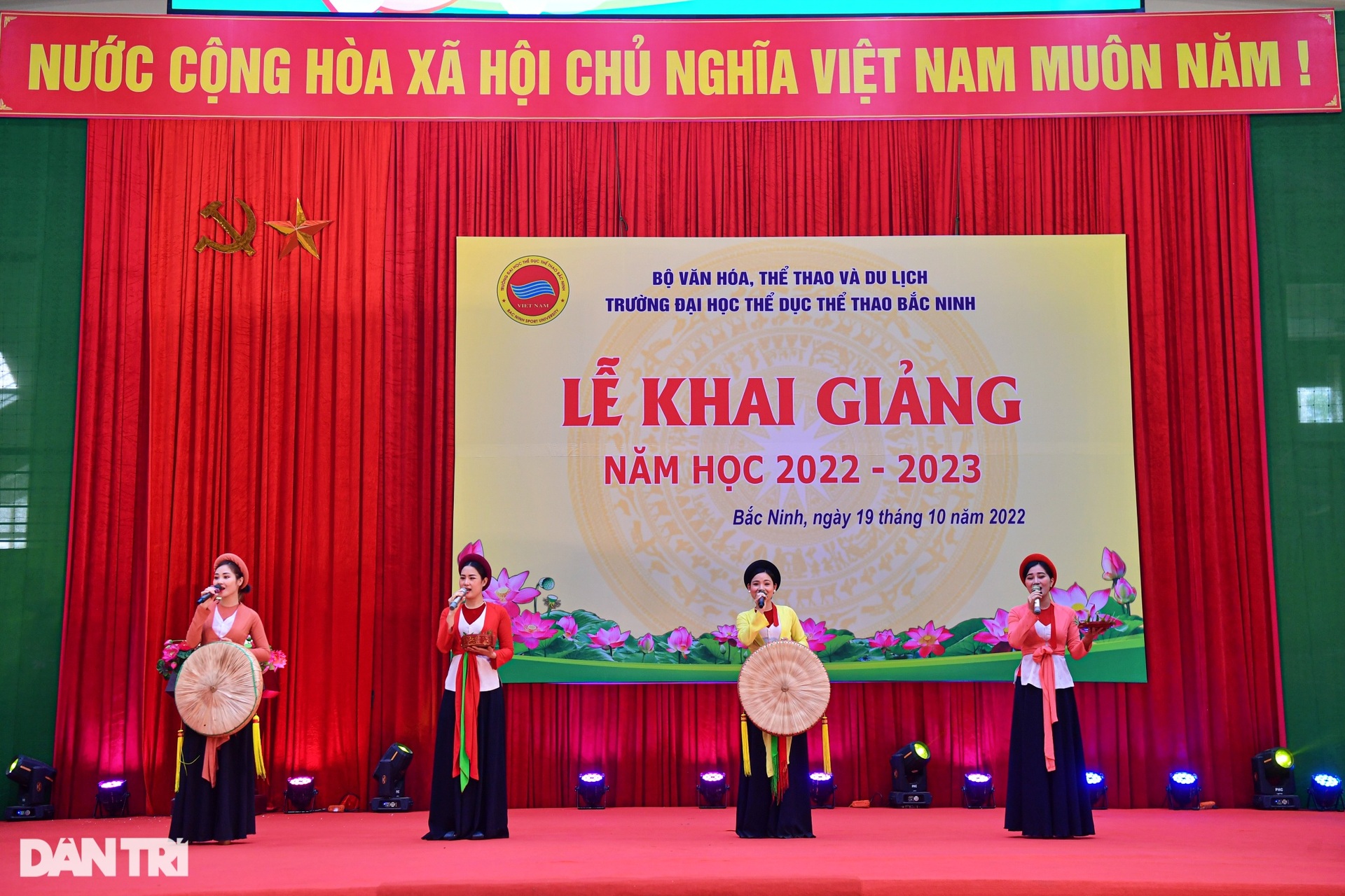 Kỷ lục gia Linh Na cùng loạt VĐV kiện tướng dự khai giảng Đại học TDTT - 3 Kỷ lục gia Linh Na cùng loạt VĐV kiện tướng dự khai giảng Đại học TDTT - 3