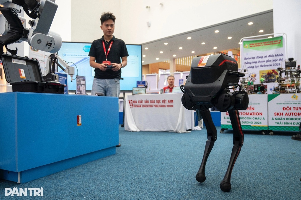 Robot nước ngoài dán logo Đại học Bách khoa Hà Nội: Sơ suất và hiểu lầm - 1 Robot nước ngoài dán logo Đại học Bách khoa Hà Nội: Sơ suất và hiểu lầm - 1