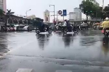 Mưa ghi nhận tại trục đường Giảng Võ, Láng Hạ vào đầu giờ chiều.