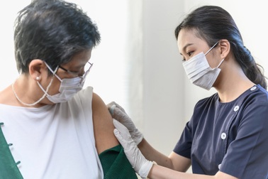 Có nên tiêm vaccine cúm cho người cao tuổi trước nguy cơ dịch chồng dịch?