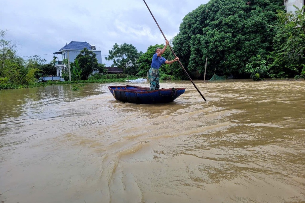 Đường biến thành sông, người dân Thanh Hóa đi thuyền trên phố - 2