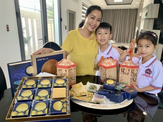 Sao Việt hưởng ứng rước đèn cùng con dịp Trung thu - Ảnh 2. Sao Việt hưởng ứng rước đèn cùng con dịp Trung thu - Ảnh 2.