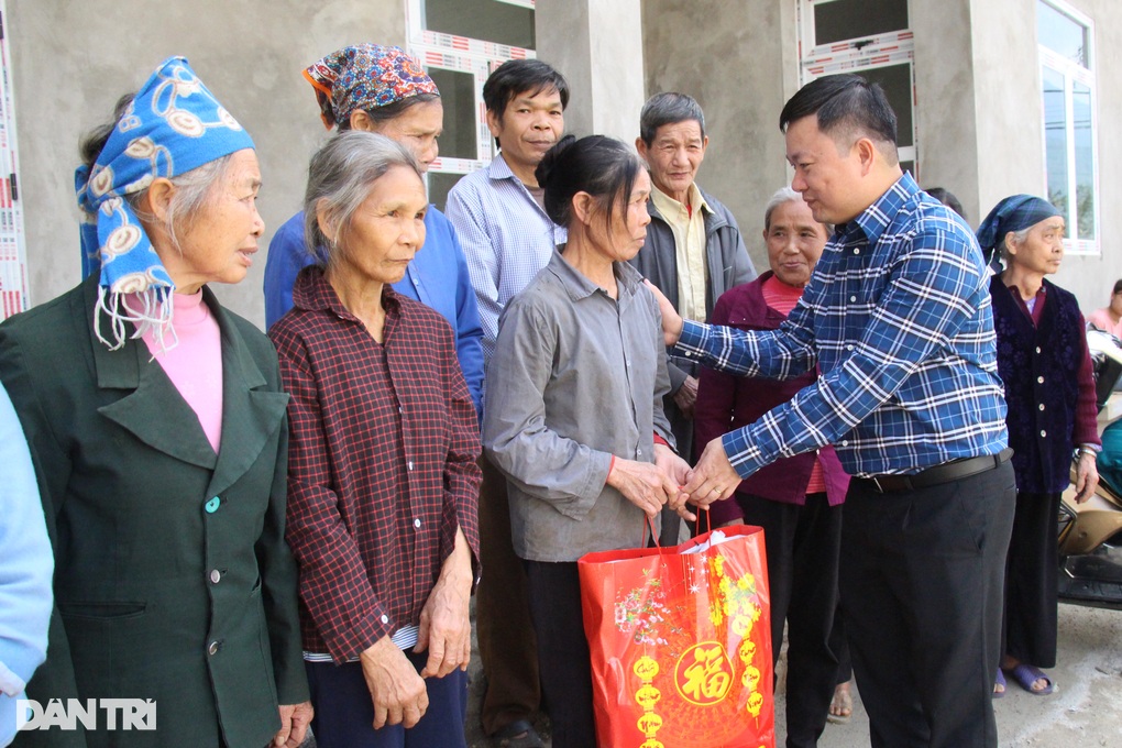 Nhận gạo cứu đói trước Tết, dân nghèo cất được gánh lo - 3 Nhận gạo cứu đói trước Tết, dân nghèo cất được gánh lo - 3