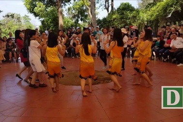 Du khách thưởng thức cồng chiêng Tây Nguyên ở Bản Đôn