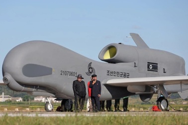 Lãnh đạo Triều Tiên lệnh phát triển vũ khí không người lái tác chiến