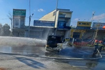 Tài xế dũng cảm lái xe tải đang bốc cháy ra khỏi khu dân cư