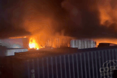 Kho phế liệu chìm trong biển lửa cạnh bãi xe ở TPHCM