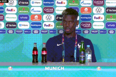 Pogba dẹp chai bia Heineken sau khi Ronaldo "hắt hủi" Coca-Cola