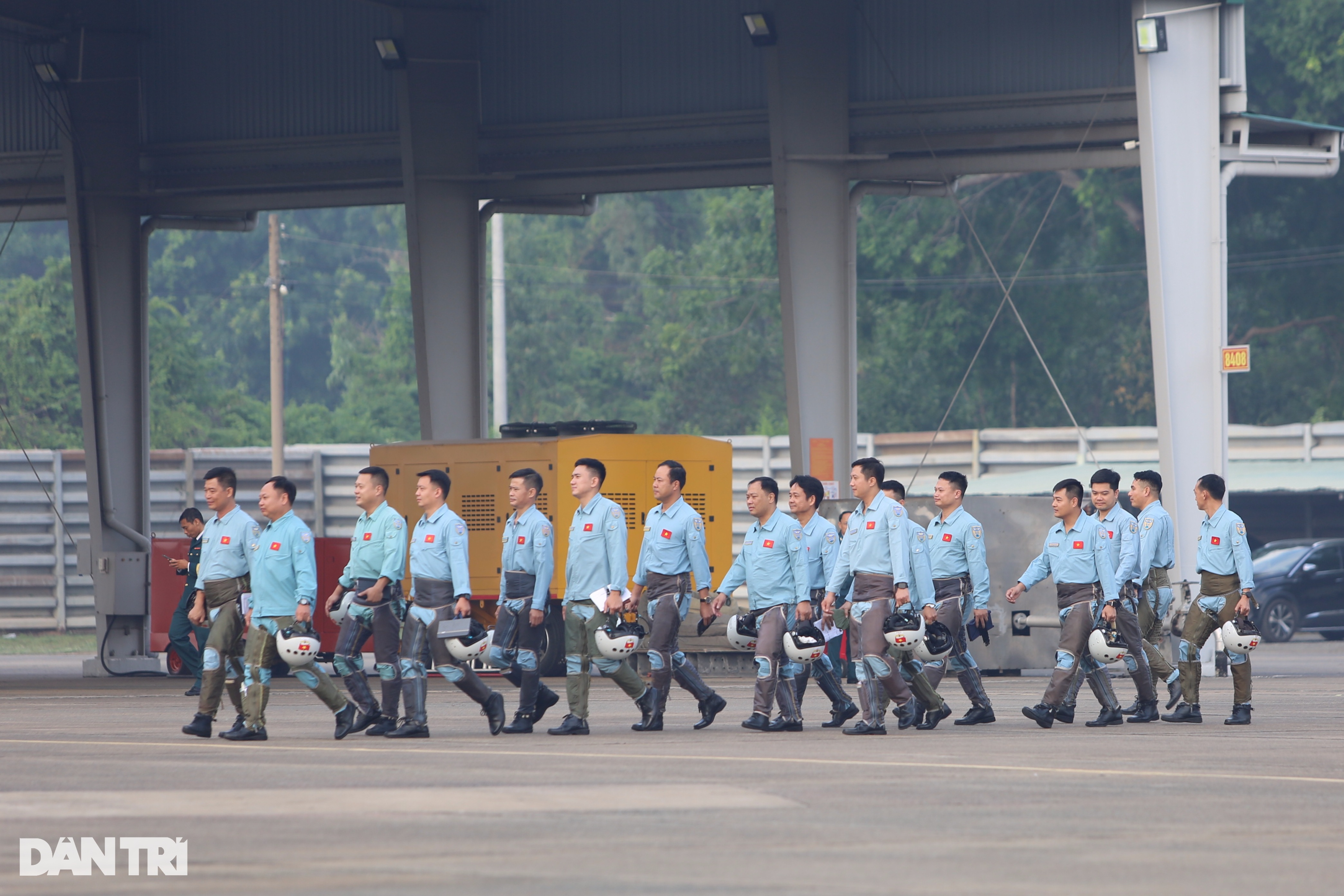 Phi công SU30-MK2 bật mí màn thả bẫy nhiệt mãn nhãn trên bầu trời TPHCM - 4 Phi công SU30-MK2 bật mí màn thả bẫy nhiệt mãn nhãn trên bầu trời TPHCM - 4