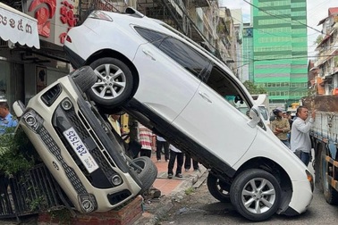 Mới mua chiếc Lexus chưa đầy một tuần, tài xế lái lùi ép lật xe khác