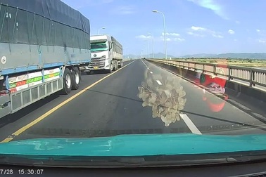 Ô tô khách lấn làn vượt ẩu trên cầu, ép xe đi đúng phải nhường đường