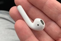 Cô gái gặp sự cố "cười ra nước mắt" khi nuốt nhầm tai nghe Airpods vào bụng