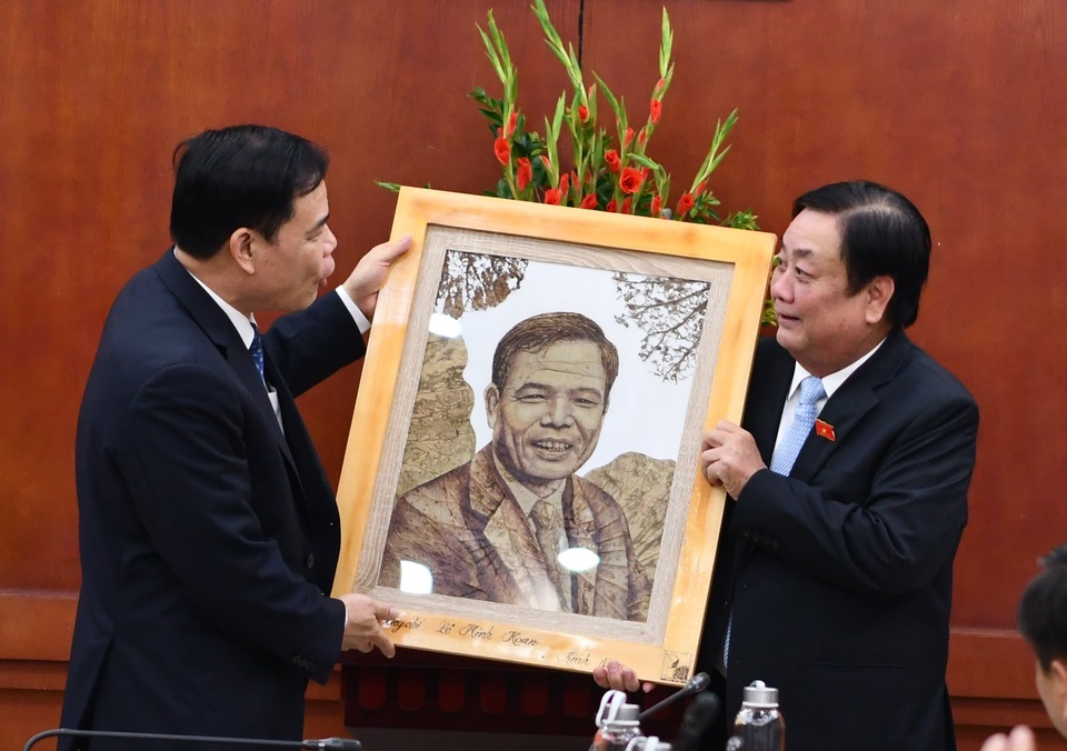 Tân Bộ trưởng Nông nghiệp tặng bức tranh sen tri ân người tiền nhiệm - 2 Tân Bộ trưởng Nông nghiệp tặng bức tranh sen tri ân người tiền nhiệm - 2