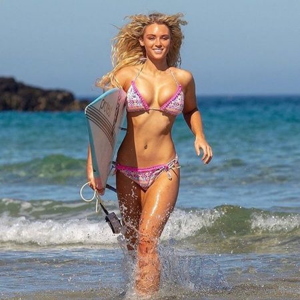 Phom dáng bốc lửa của người đẹp mê lướt sóng Lucie Donlan - 3 Phom dáng bốc lửa của người đẹp mê lướt sóng Lucie Donlan - 3