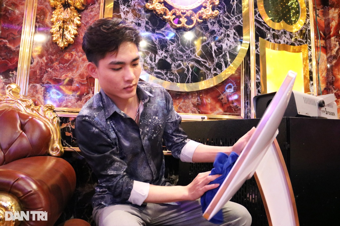 Chủ quán karaoke ở Hà Nội: Chi 4 tỷ đồng gồng gánh quán trong một năm - 3 Chủ quán karaoke ở Hà Nội: Chi 4 tỷ đồng gồng gánh quán trong một năm - 3