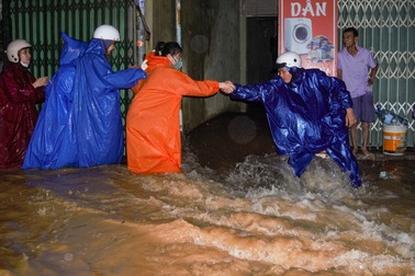 Lũ chảy cuồn cuộn ở Đà Nẵng, dân dìu nhau băng qua dòng nước xiết