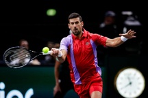 Djokovic thoát hiểm ngoạn mục, tiến bước ở Paris Masters