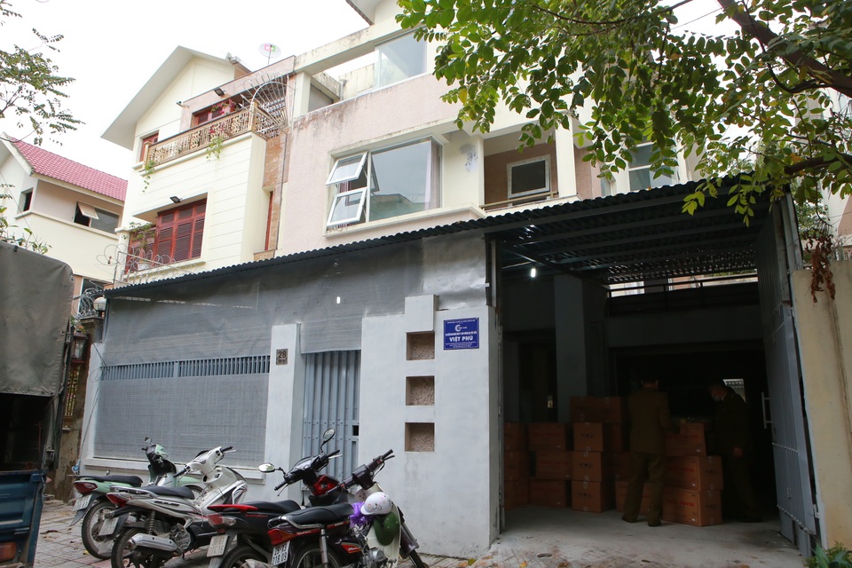 Phát hiện một người Trung Quốc thu gom 50 thùng khẩu trang tại Hà Nội - 1 Phát hiện một người Trung Quốc thu gom 50 thùng khẩu trang tại Hà Nội - 1