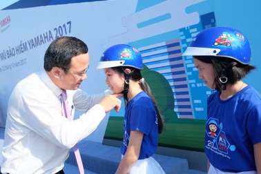 Hơn 15.500 học sinh Quảng Nam được tặng mũ bảo hiểm