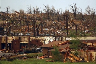 Những video kinh hoàng về lốc xoáy tàn phá thành phố của Mỹ