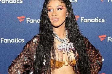 Cardi B "lộ" ngực căng tròn