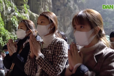 Hàng vạn du khách đội mưa rét đi lễ chùa Hương