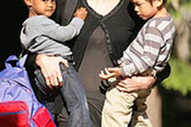 Angelina Jolie tặng quà cho trung tâm Tam Bình