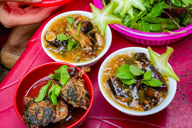 Khách xếp hàng đợi thưởng thức món ăn vặt "xa xỉ" của người Hạ Long