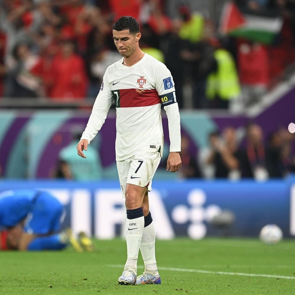 Ngày 11/12, sau khi đội tuyển Bồ Đào Nha bị Ma Rốc đánh bại và bị loại khỏi World Cup 2022, Ronaldo đã đăng tải một hình ảnh cùng bức tâm thư gửi đến người hâm mộ. Bức ảnh buồn của Ronaldo đã thu hút hơn 31,9 triệu lượt nhấn thích. Ngày 11/12, sau khi đội tuyển Bồ Đào Nha bị Ma Rốc đánh bại và bị loại khỏi World Cup 2022, Ronaldo đã đăng tải một hình ảnh cùng bức tâm thư gửi đến người hâm mộ. Bức ảnh buồn của Ronaldo đã thu hút hơn 31,9 triệu lượt nhấn thích.