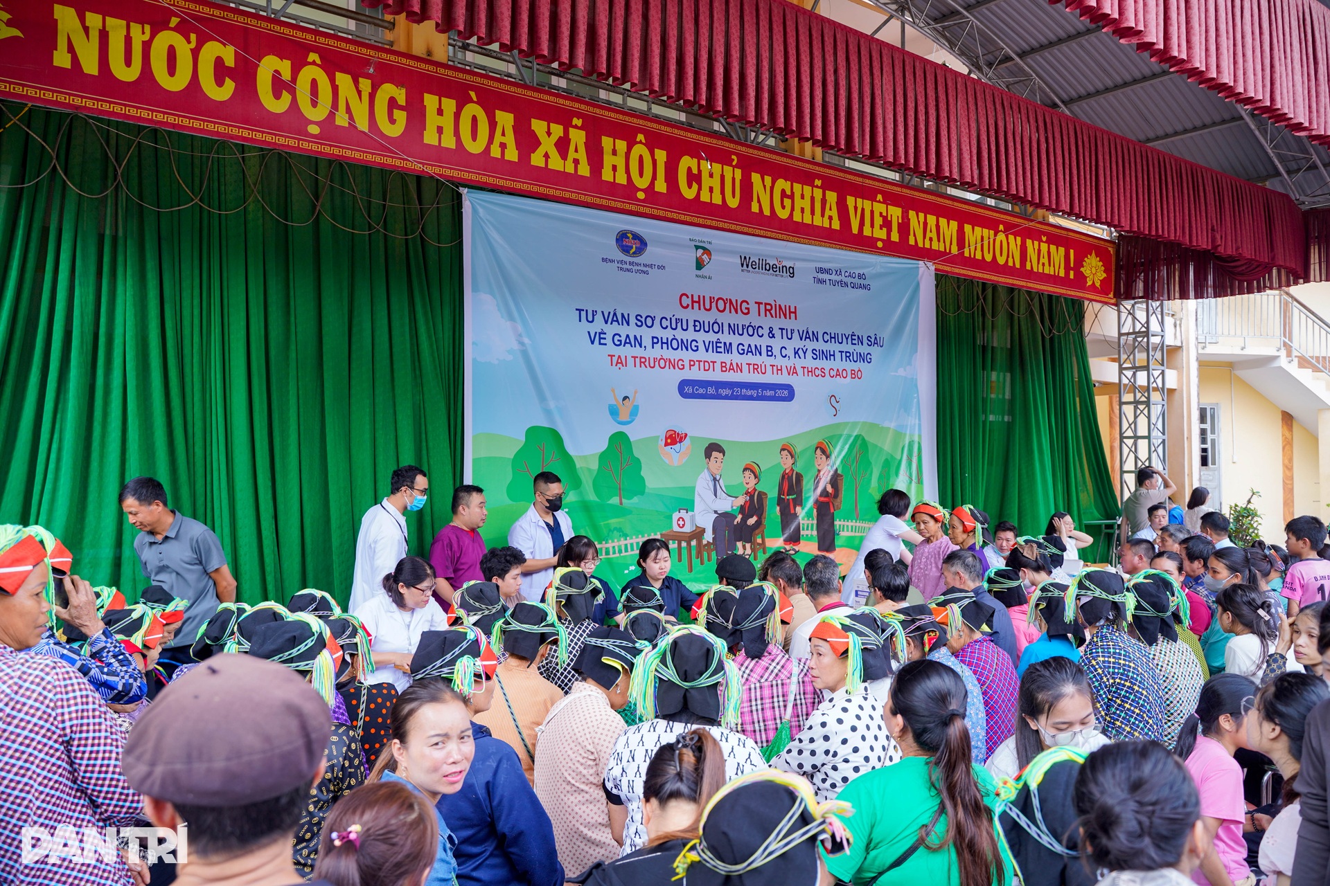 Những già bản trên đỉnh Tây Côn Lĩnh lần đầu được siêu âm, xét nghiệm - 1