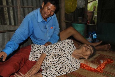 Người con điên nuôi mẹ già 90 tuổi...