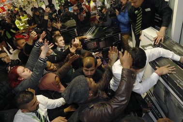 Người Mỹ xếp hàng từ đêm để "săn" hàng Black Friday