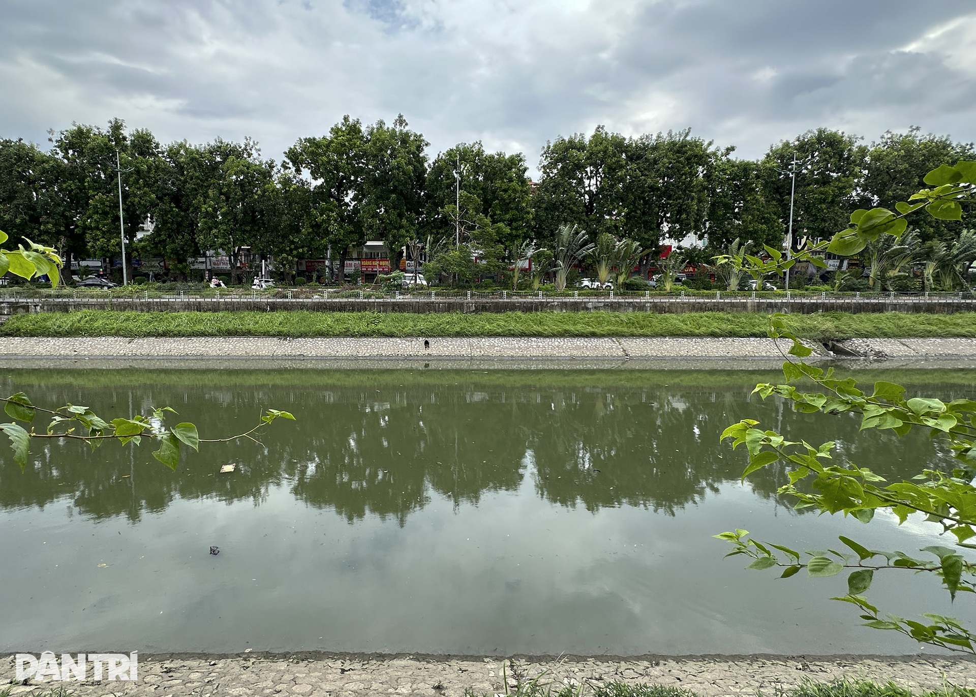Hình ảnh so sánh thực tế sông Tô Lịch khi nước xanh thơ mộng và đen ô nhiễm - 1 Hình ảnh so sánh thực tế sông Tô Lịch khi nước xanh thơ mộng và đen ô nhiễm - 1