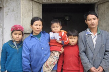 Gia đình anh Trần Văn Yên tiếp tục nhận quà bạn đọc