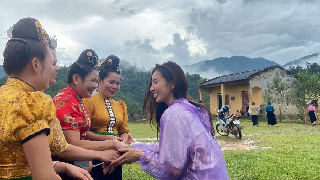 Hình ảnh Thùy Tiên lội bùn, trao quà cho trẻ em vùng cao khiến fan xúc động - 3 Hình ảnh Thùy Tiên lội bùn, trao quà cho trẻ em vùng cao khiến fan xúc động - 3