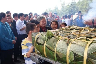 Dâng cặp bánh chưng nặng 700kg tri ân thân mẫu Chủ tịch Hồ Chí Minh