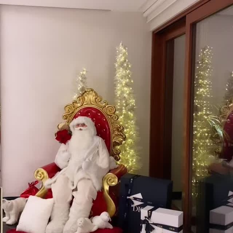 Bạn gái C.Ronaldo tạo dáng gợi cảm bên cây thông Noel - 4 Bạn gái C.Ronaldo tạo dáng gợi cảm bên cây thông Noel - 4