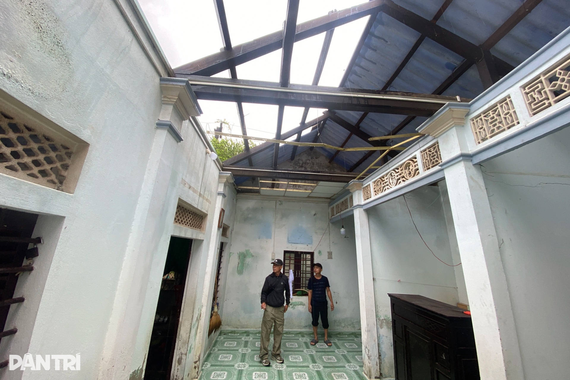 Gần 100 nhà dân, kho lúa ở Huế bị tốc mái trước khi bão Bualoi đổ bộ - 1 Gần 100 nhà dân, kho lúa ở Huế bị tốc mái trước khi bão Bualoi đổ bộ - 1
