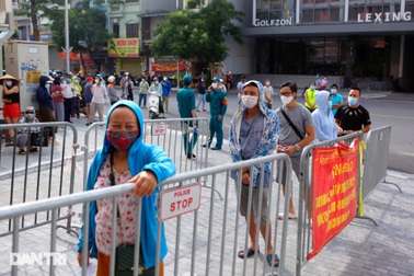 Cả trăm người "đội nắng" xếp hàng mua bánh Trung thu ở Hà Nội