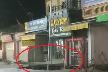 Hà Nội: Xuất hiện hố tử thần sâu 5m, rộng 30m2, "nuốt" nhà dân