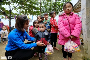 Công chức huyện cũ về xã vùng sâu được giữ nguyên lương, thêm phụ cấp