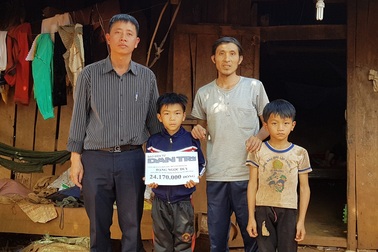 Thêm 24 triệu đồng bạn đọc hỗ trợ gia đình bé trai có bố ung thư, ông bị mù