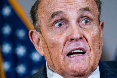 Luật sư ông Trump vã mồ hôi đến phai thuốc nhuộm tóc khi họp báo