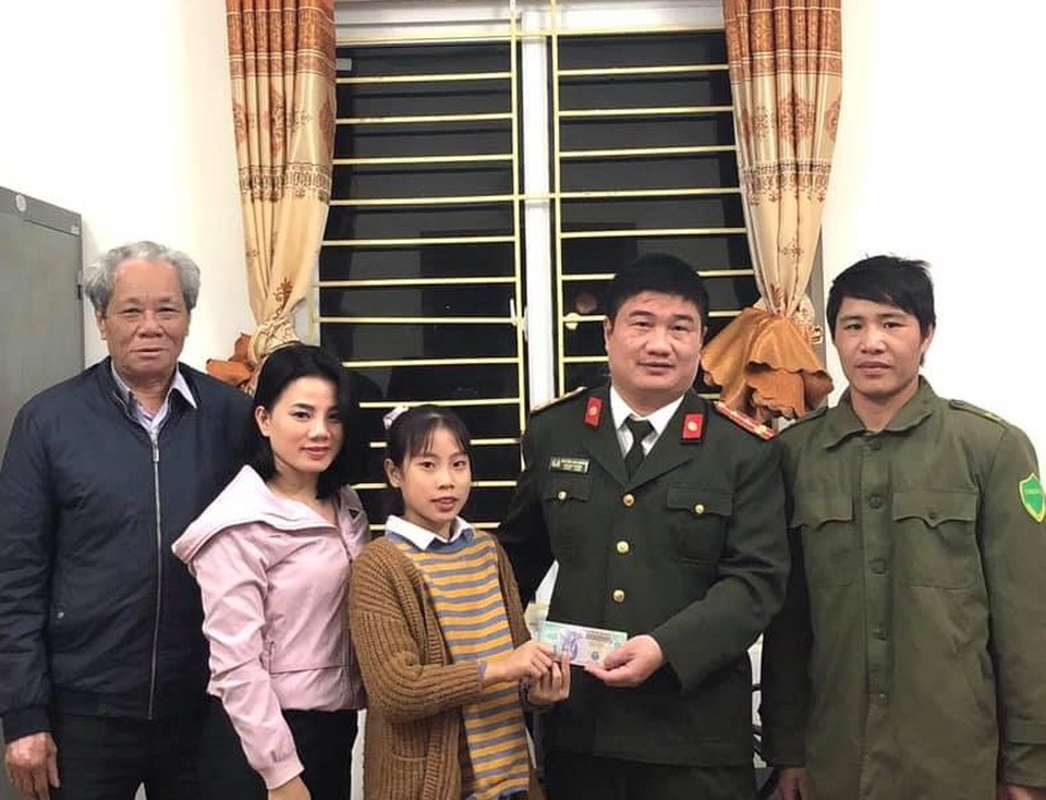 Nữ sinh lớp 8 giao nộp công an 23 triệu đồng nhặt được - 1 Nữ sinh lớp 8 giao nộp công an 23 triệu đồng nhặt được - 1