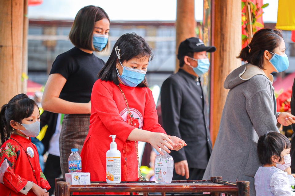 Ông đồ đeo khẩu trang, cho chữ ngày đầu năm mới - 3 Ông đồ đeo khẩu trang, cho chữ ngày đầu năm mới - 3