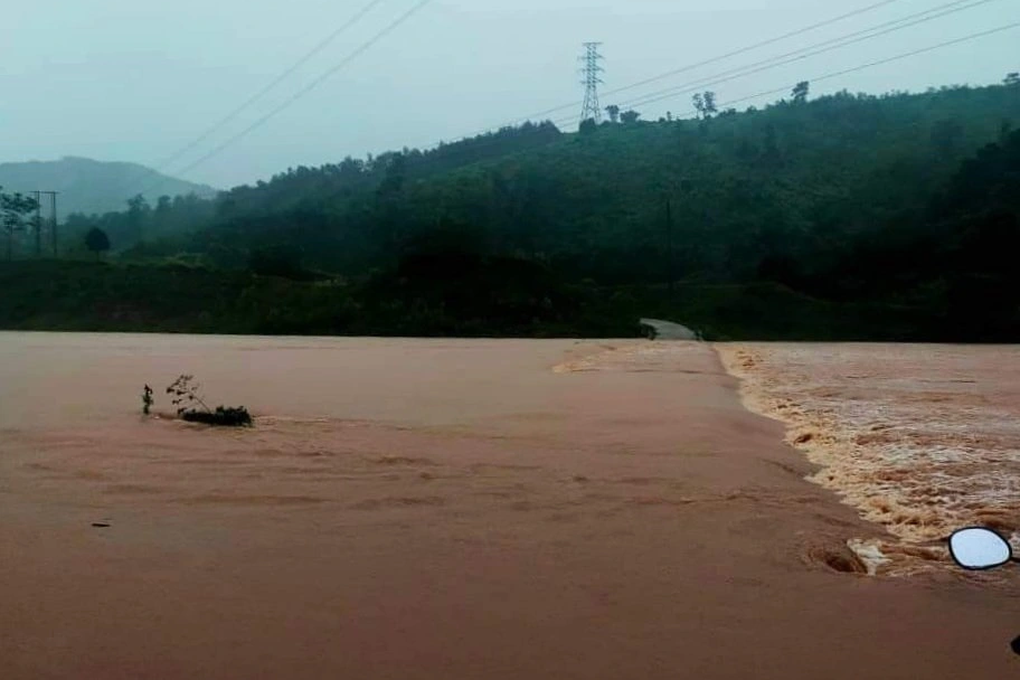 Sau bão Noru, nước lũ dâng cao khiến nhiều khu vực bị chia cắt - 5 Sau bão Noru, nước lũ dâng cao khiến nhiều khu vực bị chia cắt - 5