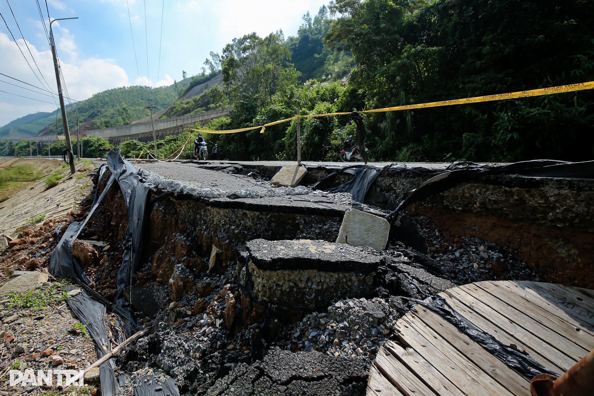 Dân thấp thỏm lưu thông qua tuyến đường sạt lở ở Đà Nẵng - 12 Dân thấp thỏm lưu thông qua tuyến đường sạt lở ở Đà Nẵng - 12