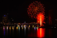 Sông Hàn rực sáng khi Canada và Pháp kể chuyện tình yêu bằng pháo hoa