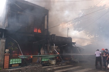 Lửa bốc lên ngùn ngụt giữa trưa, 7 căn nhà bị thiêu rụi