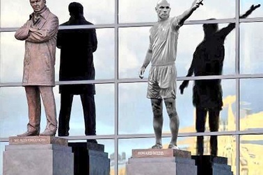 Ảnh châm biếm: MU dựng tượng trọng tài Howard Webb